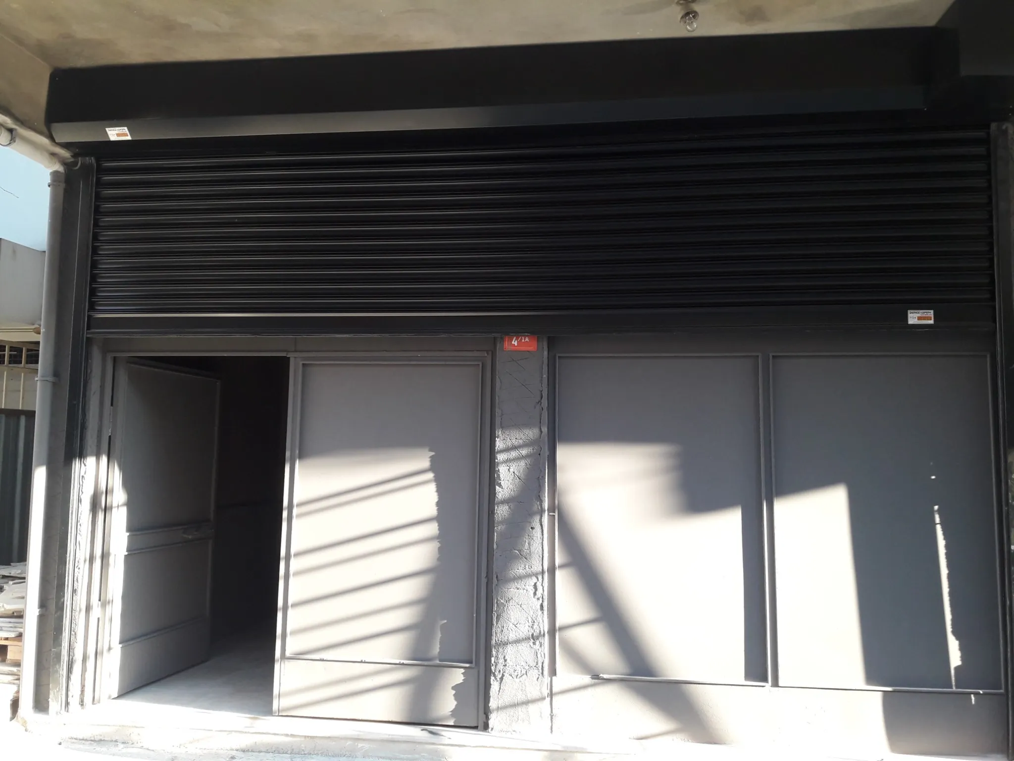 Esenler apartman girişine uygulanan alüminyum kepenk sistemi